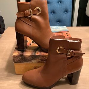 Bella Vita Dark Tan Zelda booties, New in Box. Size 8 M, stacked chunky heel